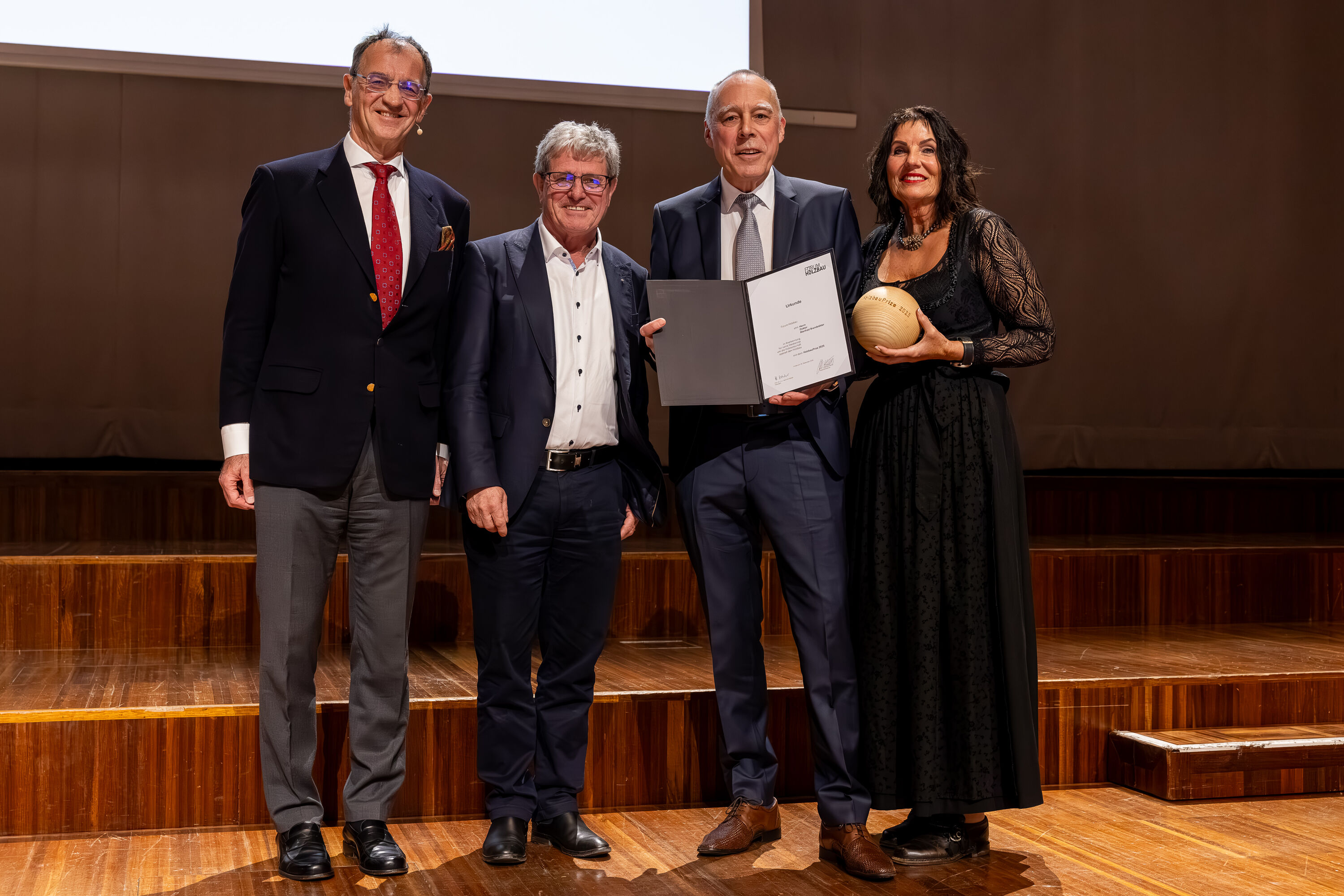 Ehrung von Manfred Brandstätter am Internationalen Holzbau Forum 2025.