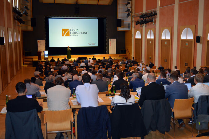 Teilnehmer:innen der Holz_Haus_Tage im Theatersaal Bad Ischl.