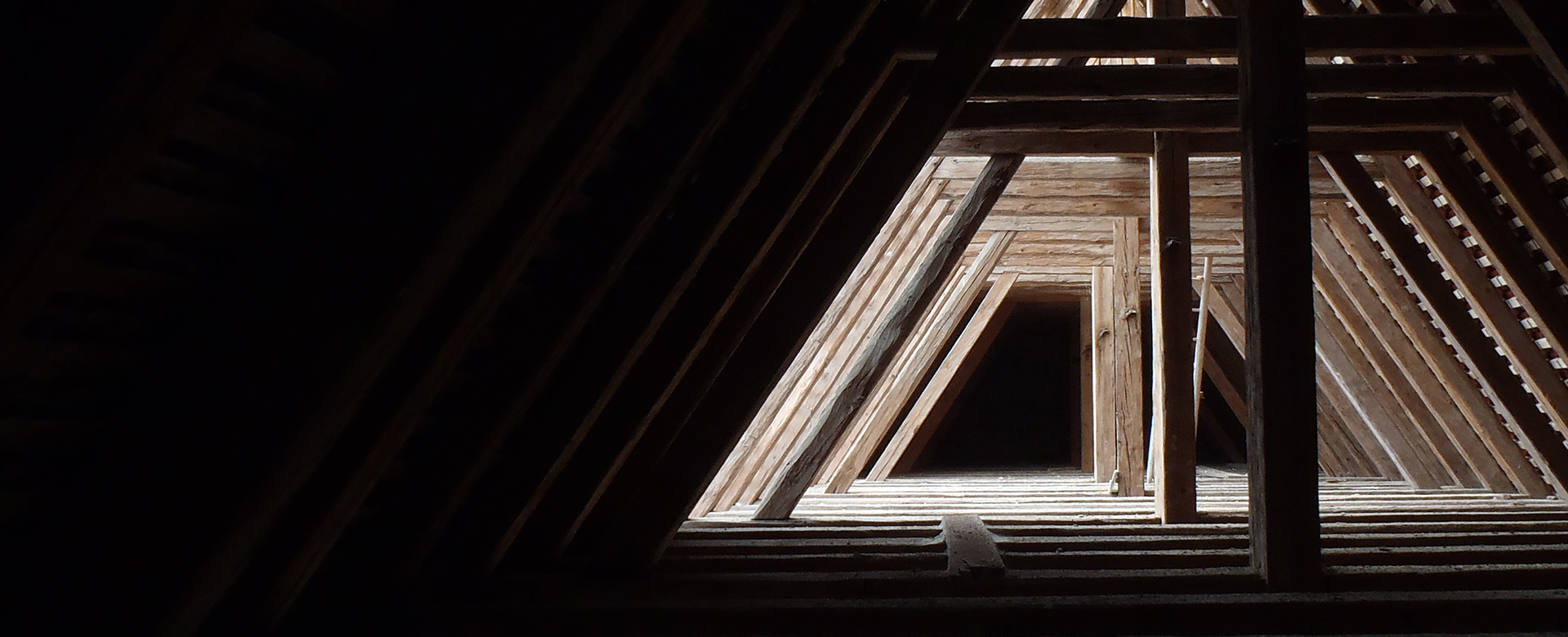 Dachboden aus Holz mit imposanten Spiel aus Licht und Schatten.