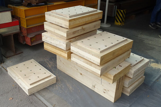 Fertige Werkstücke der praktischen Arbeiten beim Seminar Kleben im Holzbau 2024.