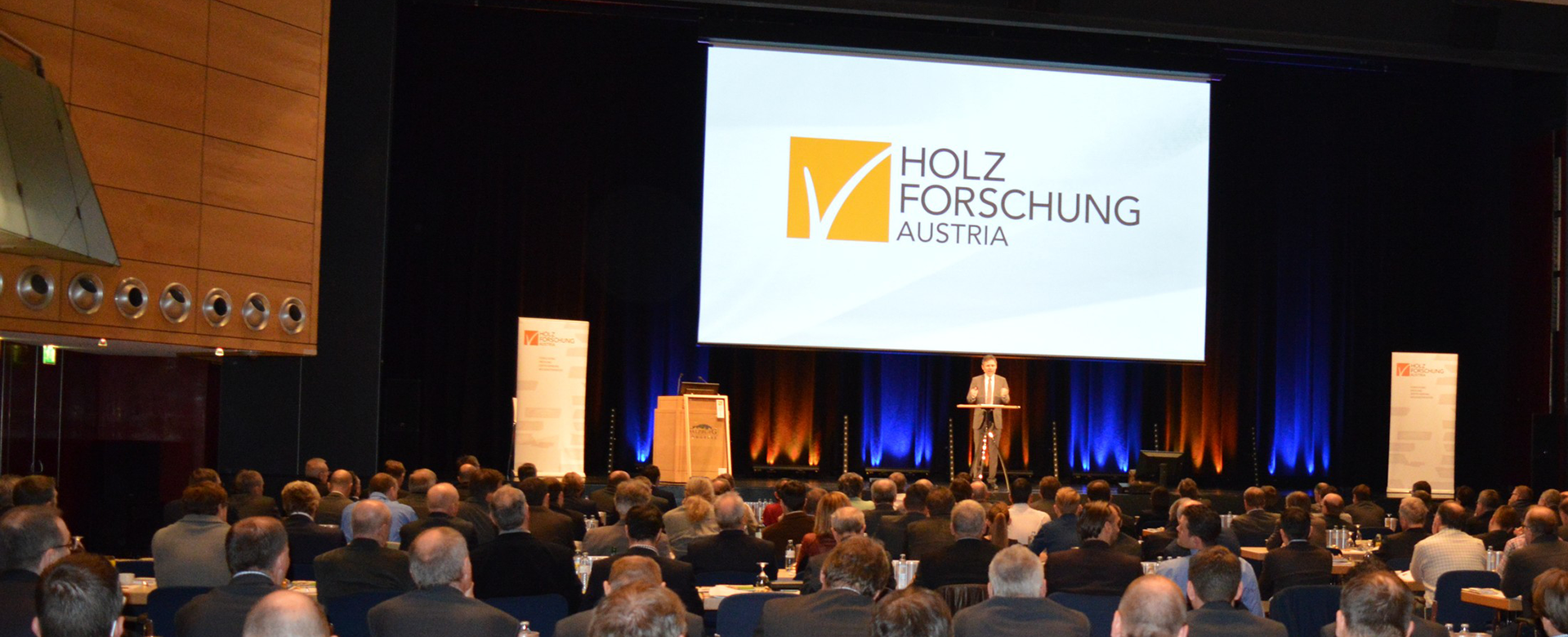 Vortragssal mit Publikum bei einem großer Kongress der Holzforschung Austria.