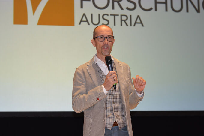 Neurobiologe Bernd Hufnagel referiert bei den Holz_Haus_Tagen.
