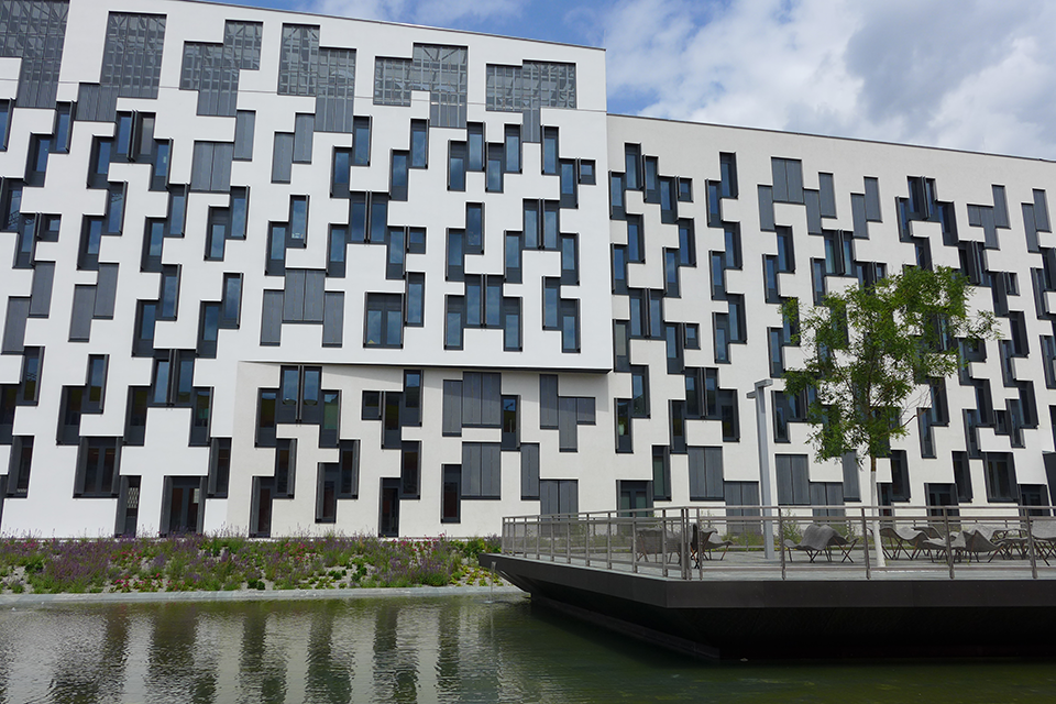 Fassade eines Gebäudes des WU-Campus in Wien mit interessanter Fenstergliederung.