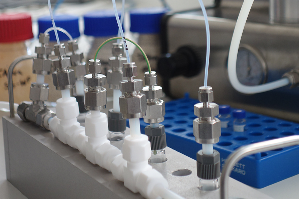 Nahaufnahme eines Analysegeräts im Chemielabor der Holzforschung Austria.