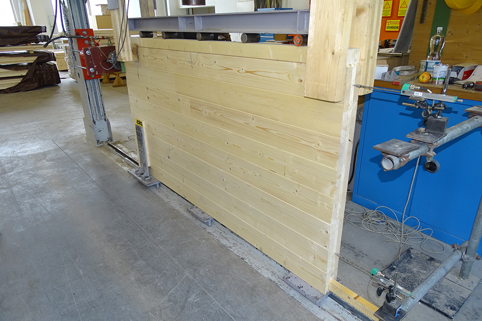 Sonderholzbauteil im Prüfstand der Holzforschung Austria.