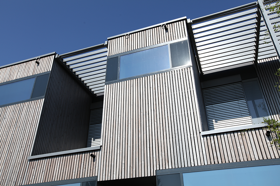 Architekturfoto einer Holzfassade.