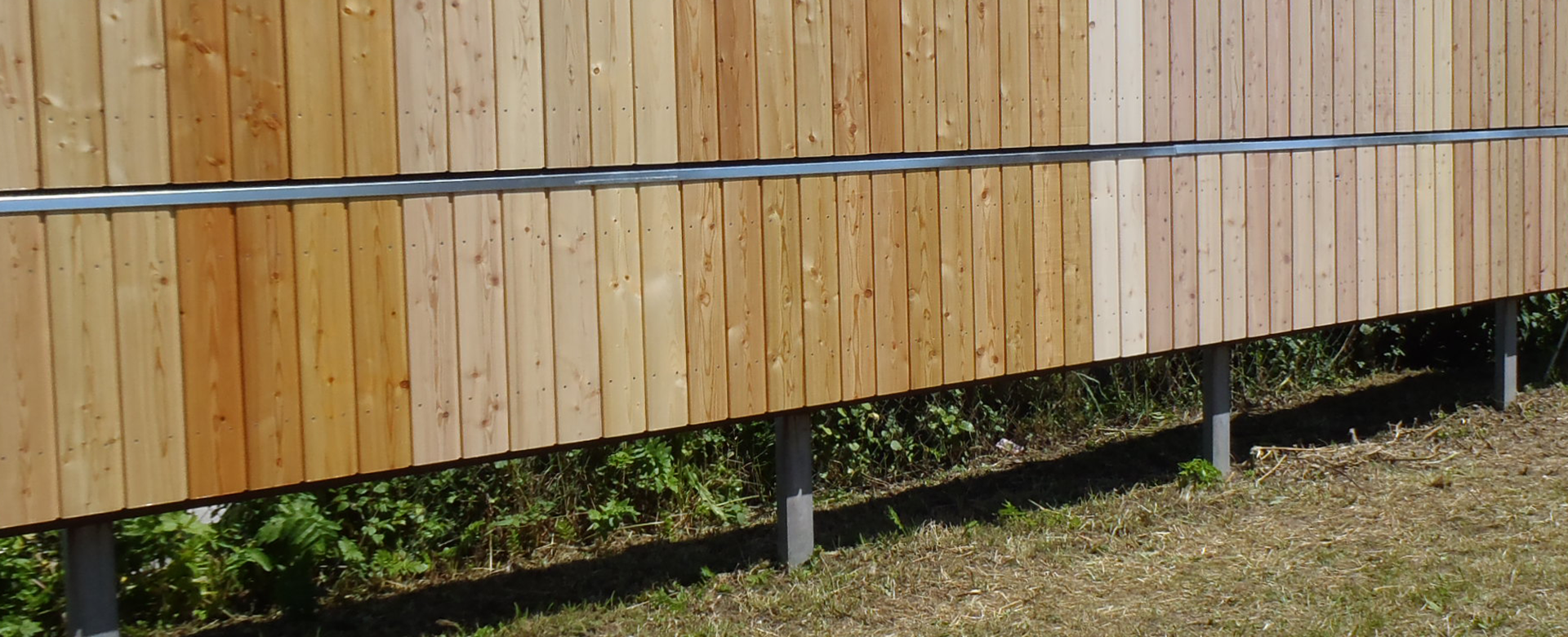 Test façade with different coloured surface coatings on the grounds of the Vienna Arsenal for outdoor weathering tests.