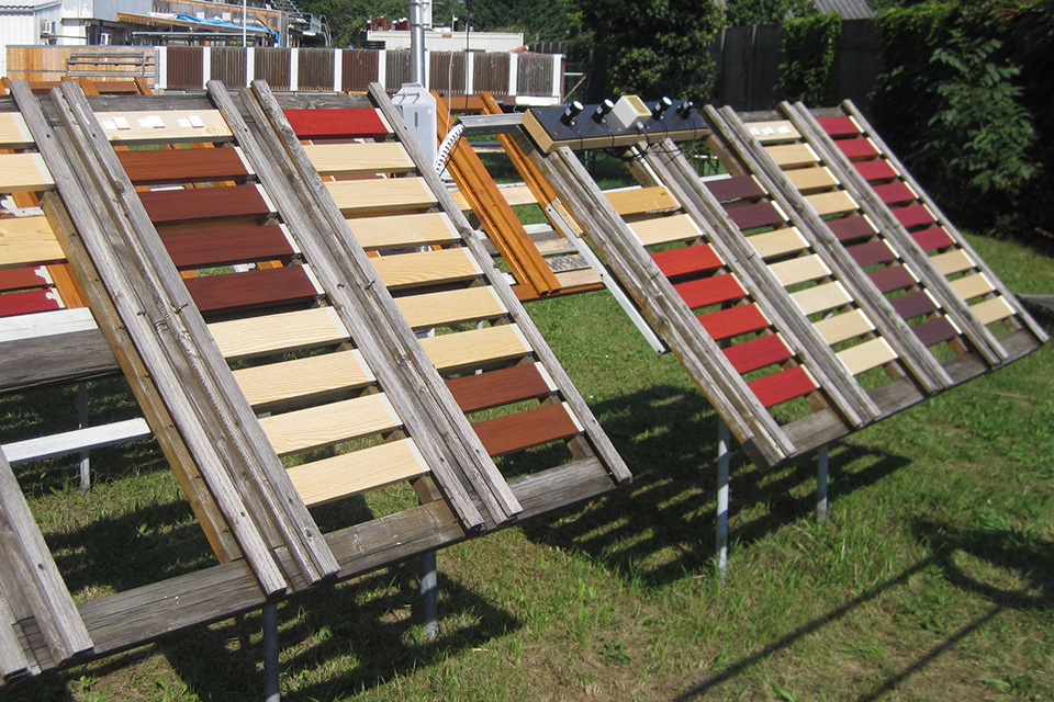 Outdoor weathering stands on the outdoor area in the Vienna Arsenal with colourful surface coatings.