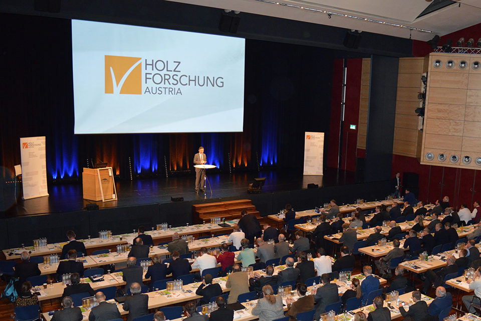 Vortragssal mit Publikum bei einem großer Kongress der Holzforschung Austria.